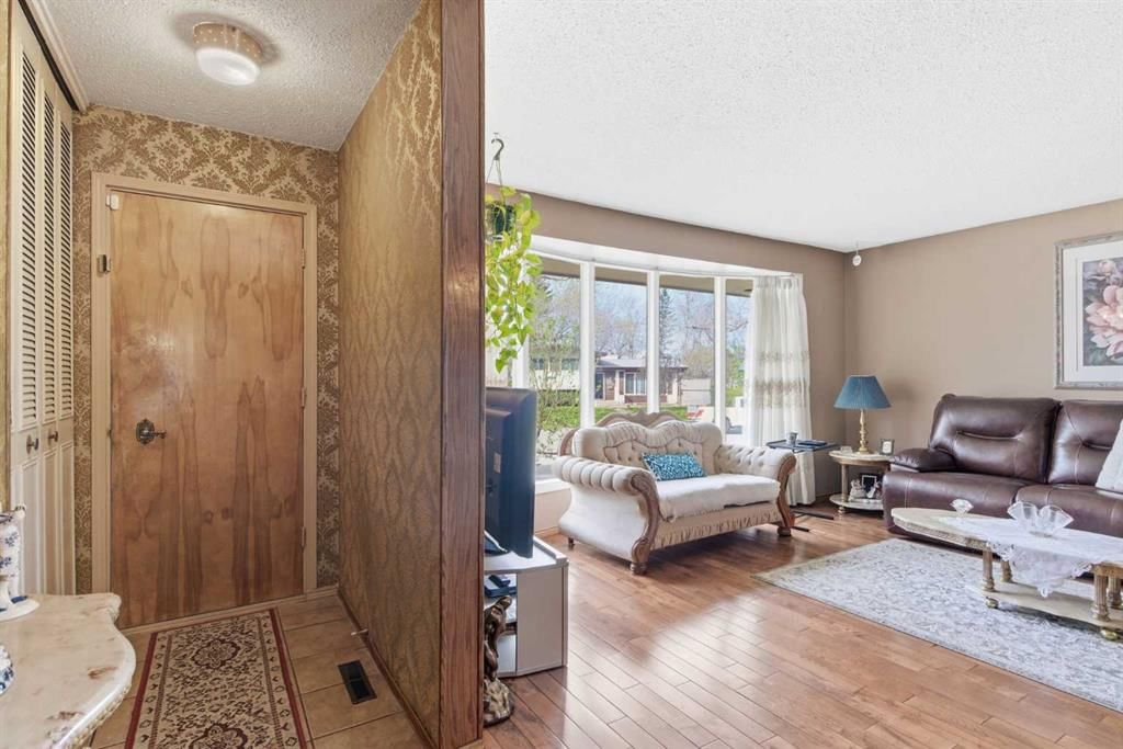 6004 Lloyd Crescent SW, Calgary — photo 4 of 50