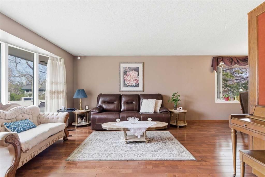 6004 Lloyd Crescent SW, Calgary — photo 5 of 50