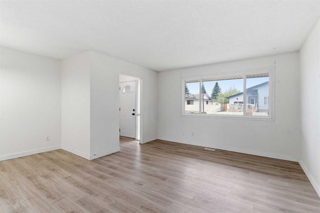 804 Madeira Drive NE, Calgary — photo 2 of 14