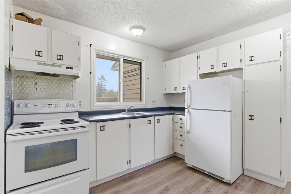 804 Madeira Drive NE, Calgary — photo 4 of 14