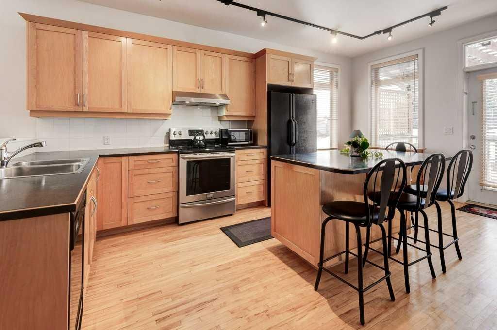 703 52 Avenue SW, Calgary — photo 3 of 44