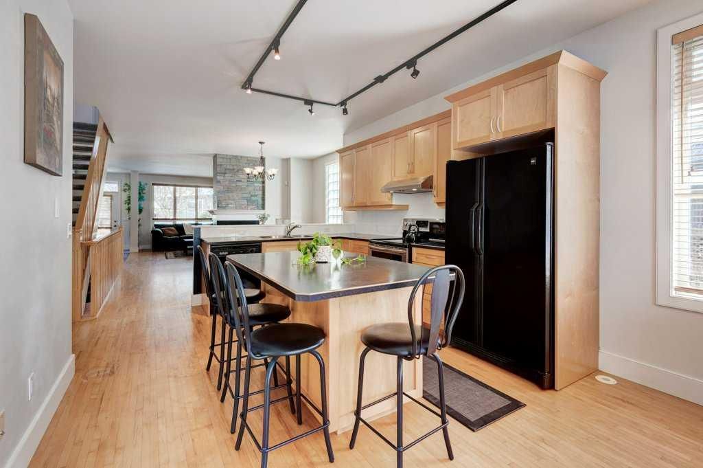 703 52 Avenue SW, Calgary — photo 4 of 44