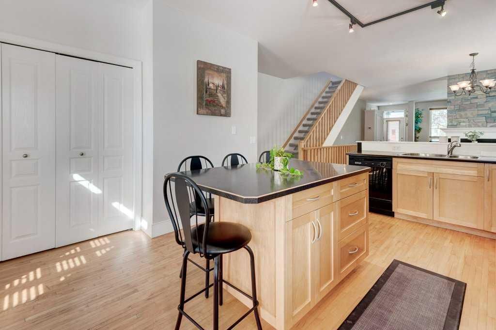 703 52 Avenue SW, Calgary — photo 5 of 44