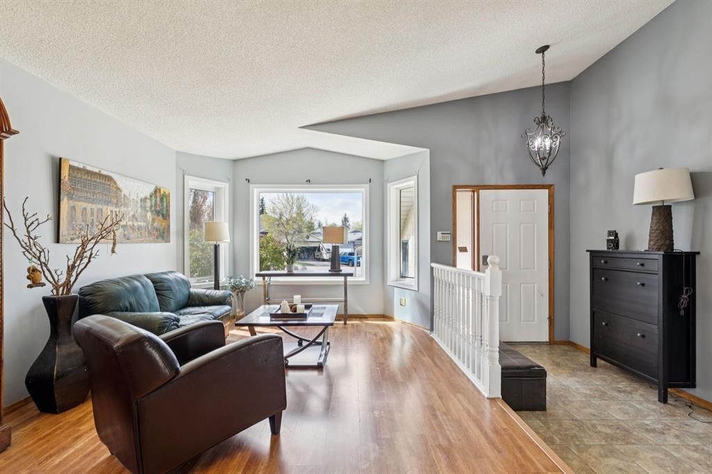 34 Shawfield Place SW, Calgary — photo 5 of 33