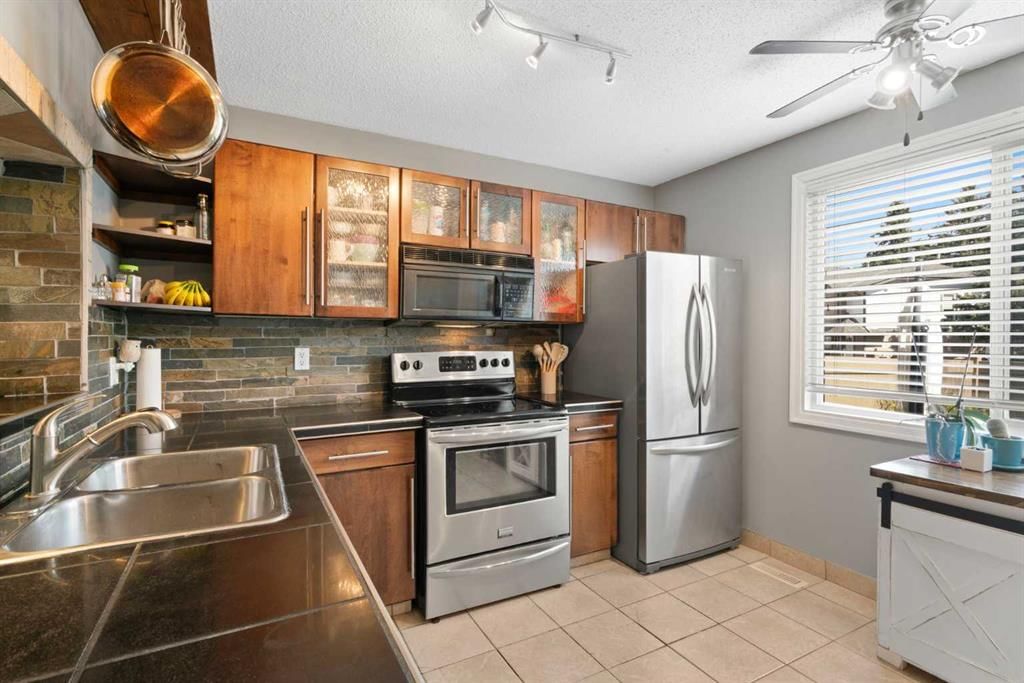 530 Woodbine Boulevard SW, Calgary — photo 3 of 42