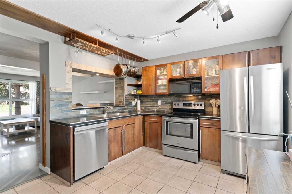 530 Woodbine Boulevard SW, Calgary — photo 4 of 42