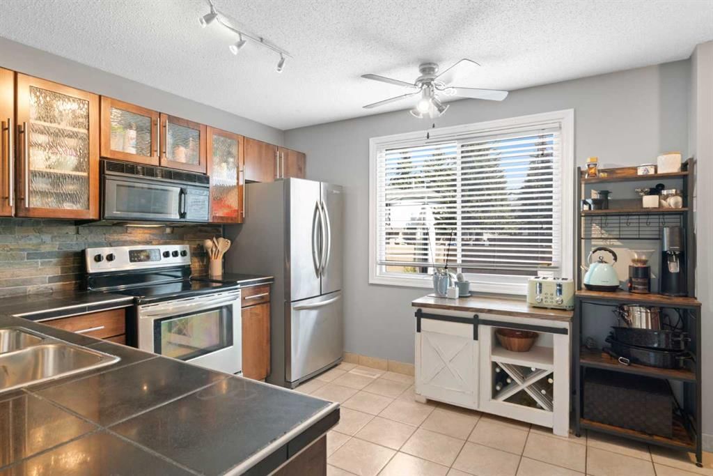 530 Woodbine Boulevard SW, Calgary — photo 5 of 42