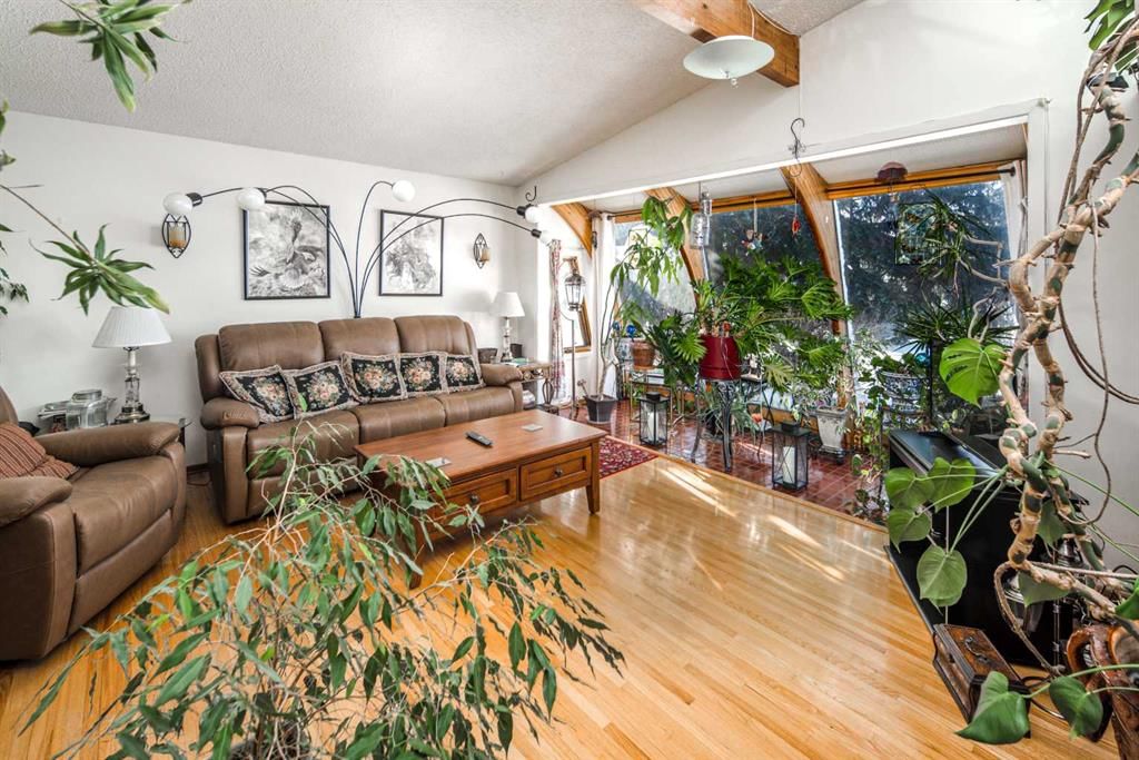 4012 Varsity Drive NW, Calgary — photo 2 of 32