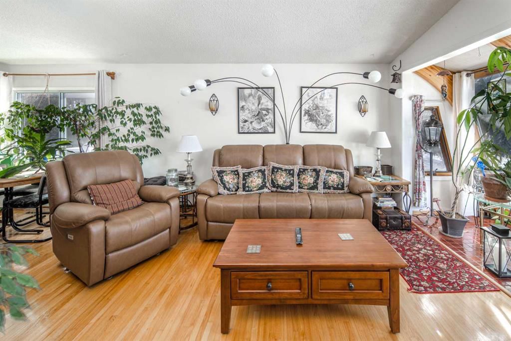 4012 Varsity Drive NW, Calgary — photo 3 of 32