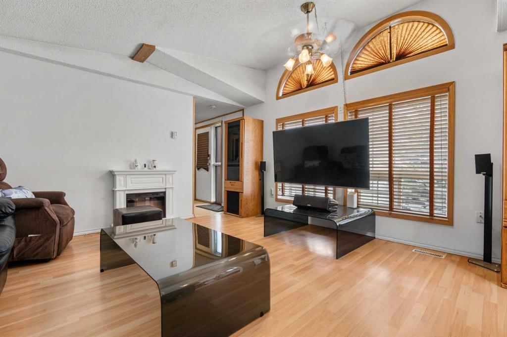 254 Erin Woods Circle SE, Calgary — photo 3 of 28