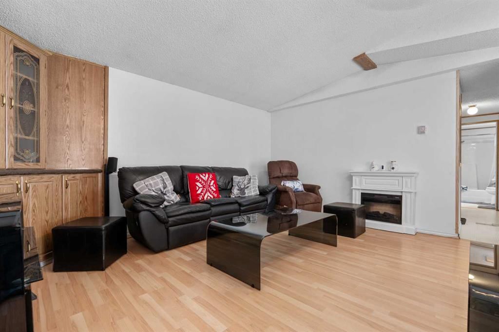 254 Erin Woods Circle SE, Calgary — photo 4 of 28