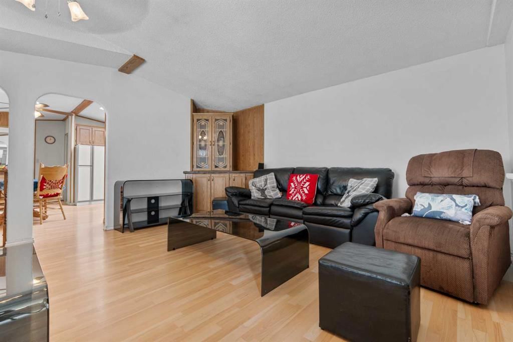 254 Erin Woods Circle SE, Calgary — photo 5 of 28