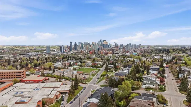 2109 20 Avenue SW, Calgary — main listing photo