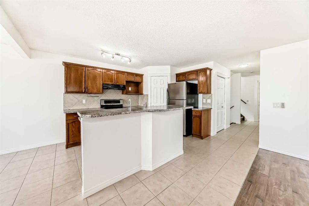 54 Royal Elm Road NW, Calgary — photo 3 of 35