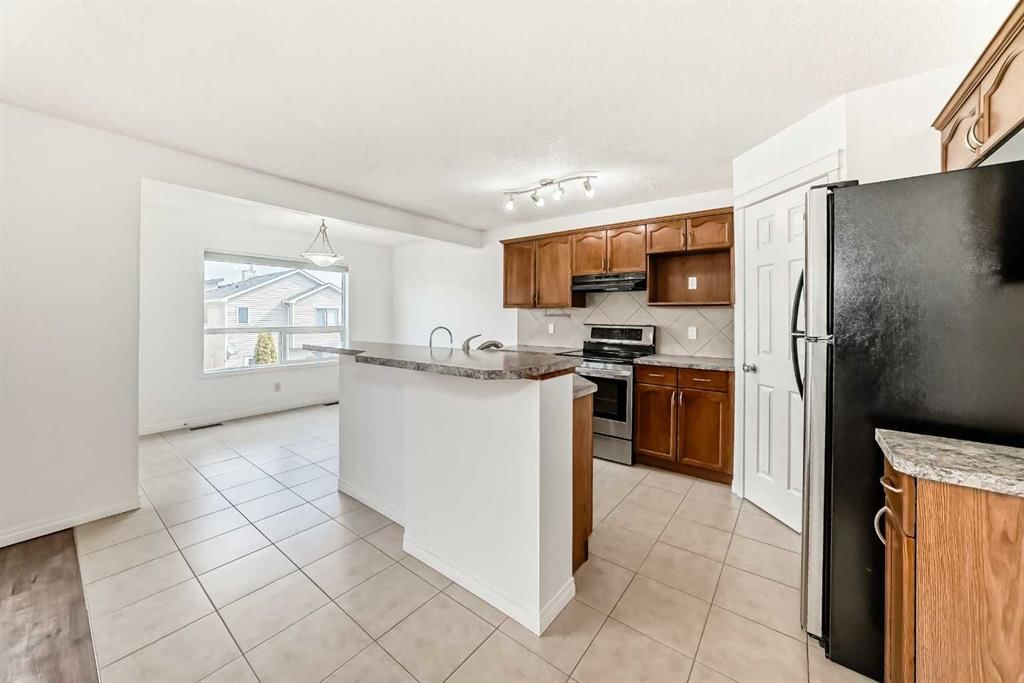 54 Royal Elm Road NW, Calgary — photo 4 of 35