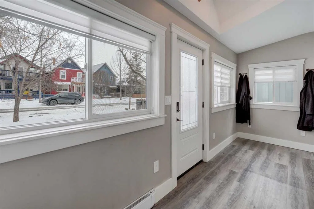 2307 15A Street SE, Calgary — photo 3 of 34