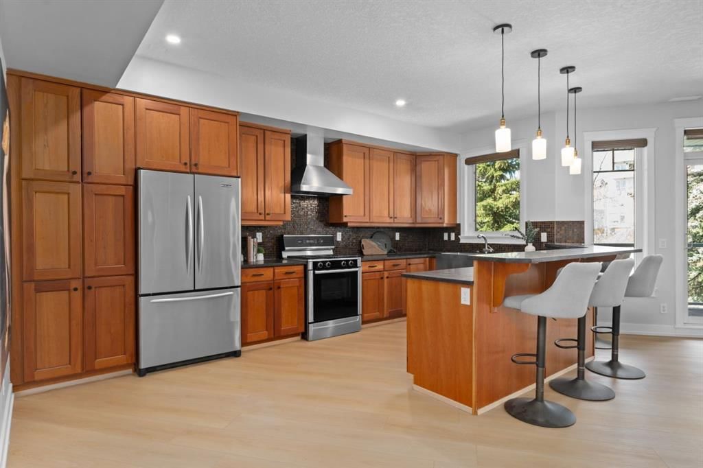 525 5 Street NE, Calgary — photo 3 of 34