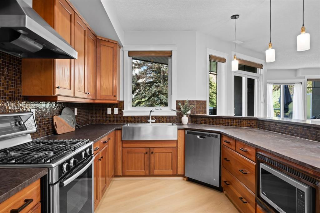 525 5 Street NE, Calgary — photo 4 of 34