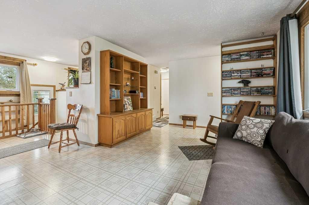 840 Pinecliff Drive NE, Calgary — photo 4 of 24