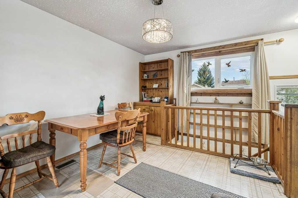 840 Pinecliff Drive NE, Calgary — photo 5 of 24