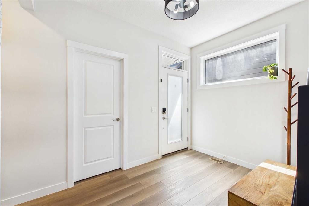 59 Royston Rise NW, Calgary — photo 3 of 46