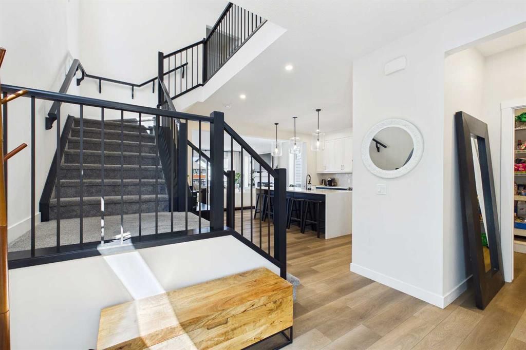 59 Royston Rise NW, Calgary — photo 4 of 46