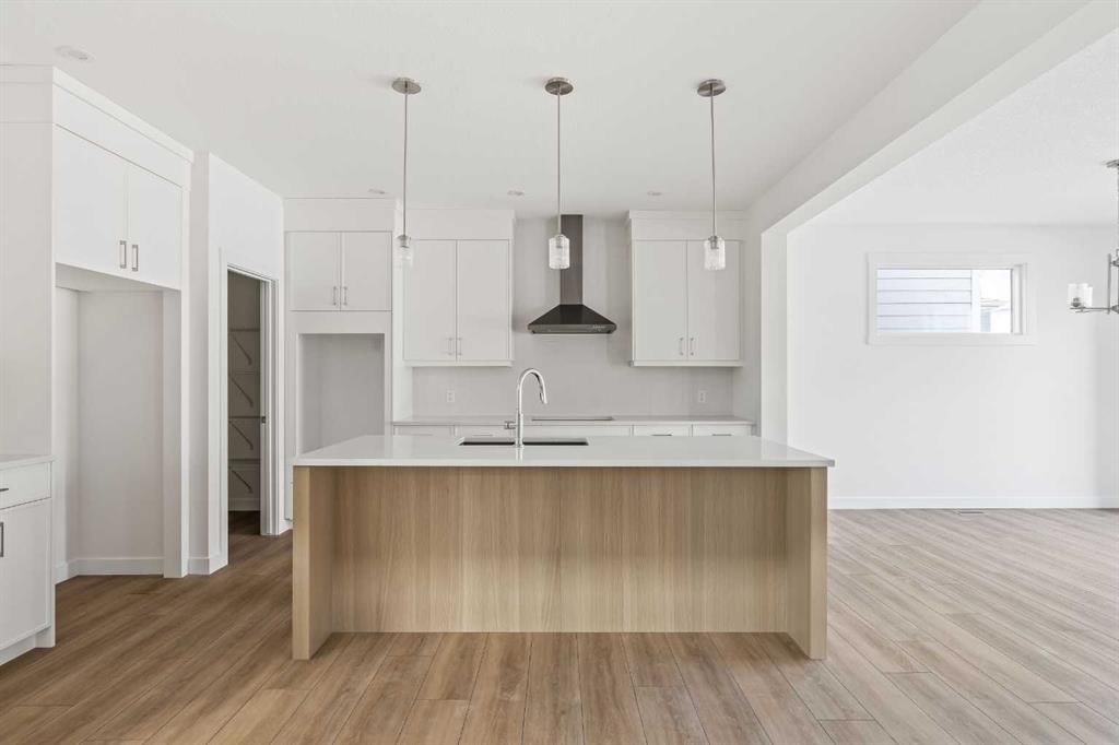 486 Lucas Way NW, Calgary — photo 5 of 38