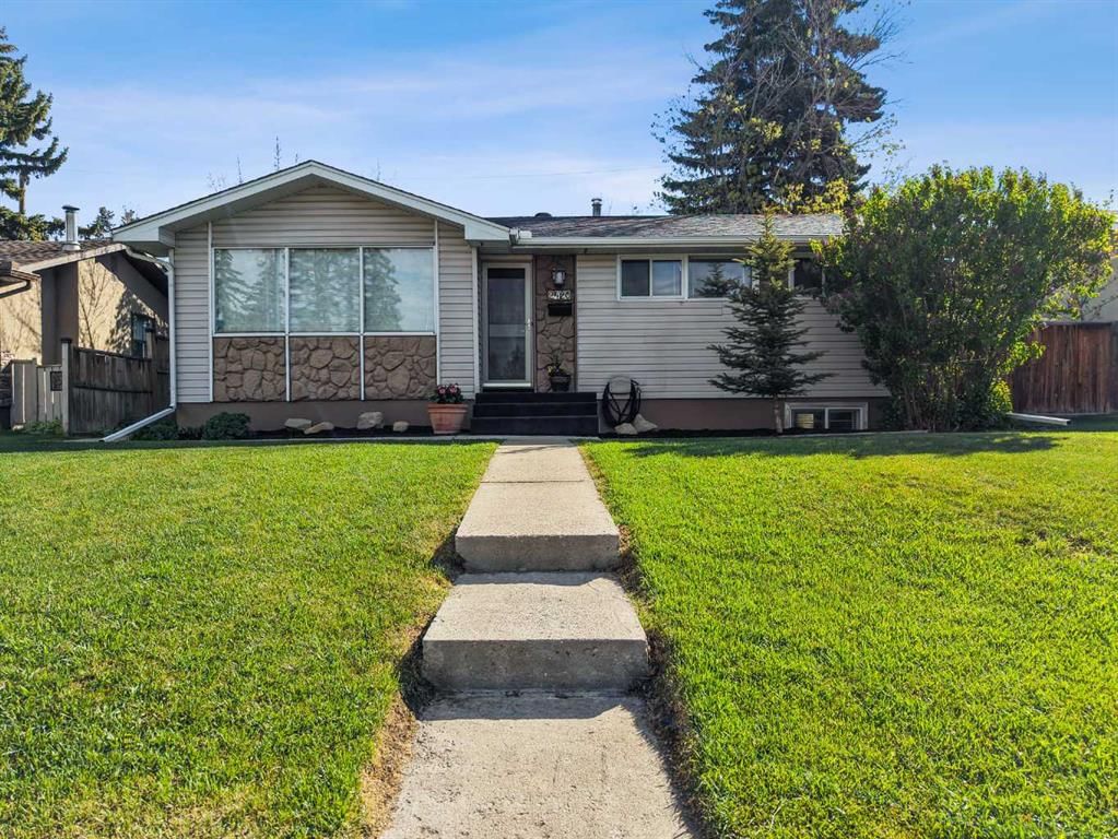 2420 Langriville Drive SW, Calgary — photo 3 of 48