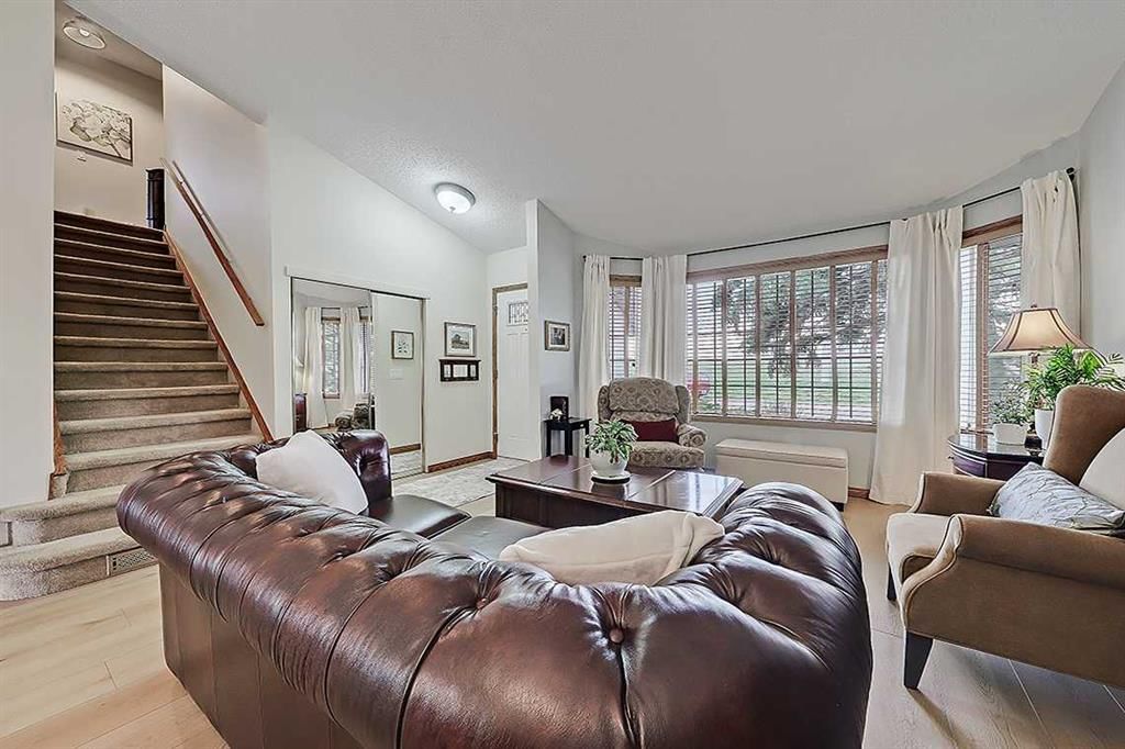 42 Sundown Close SE, Calgary — photo 3 of 50