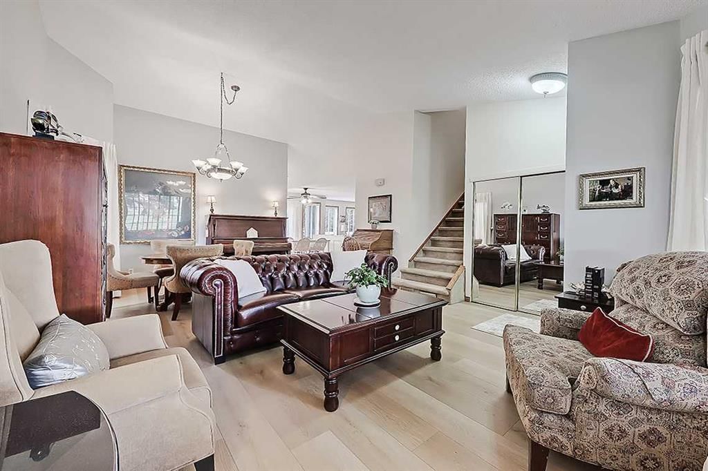 42 Sundown Close SE, Calgary — photo 4 of 50