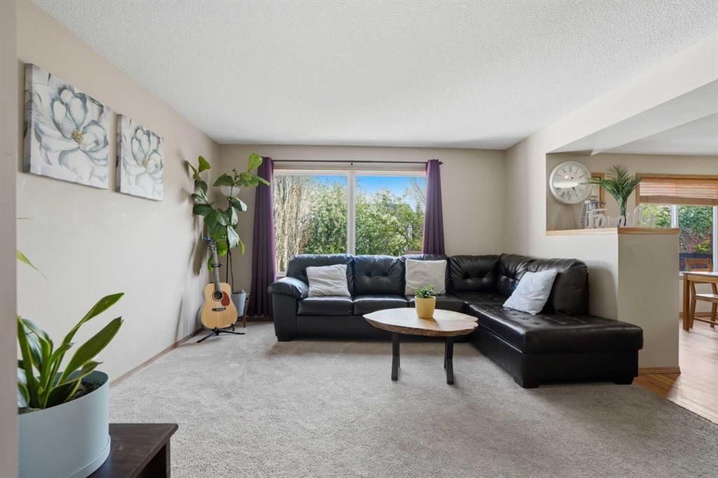 11 Somerglen Place SW, Calgary — photo 3 of 50