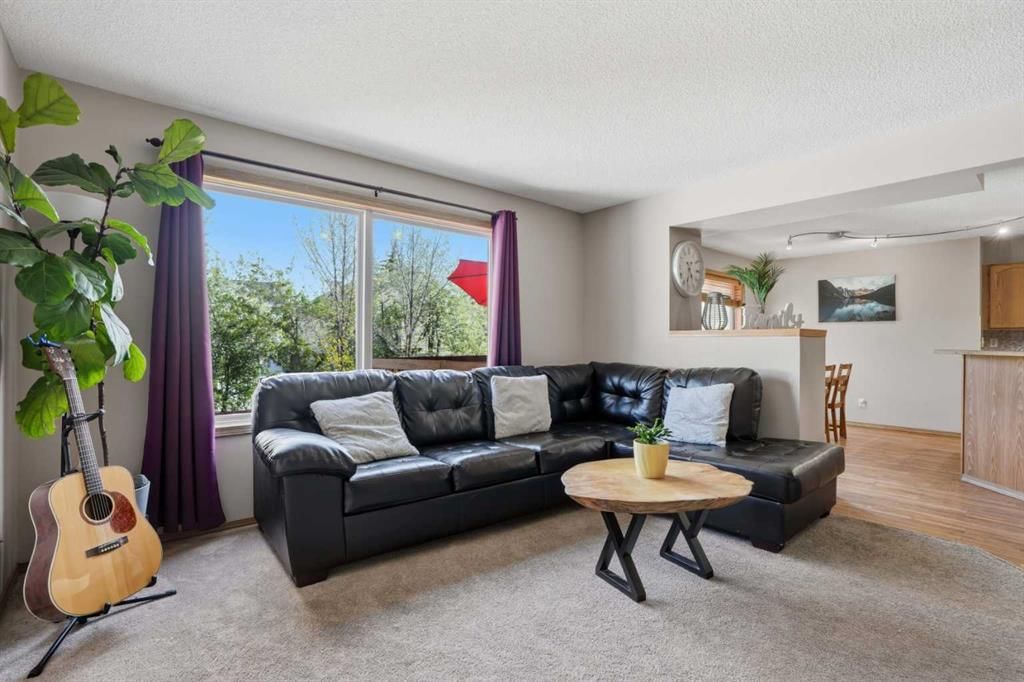 11 Somerglen Place SW, Calgary — photo 4 of 50
