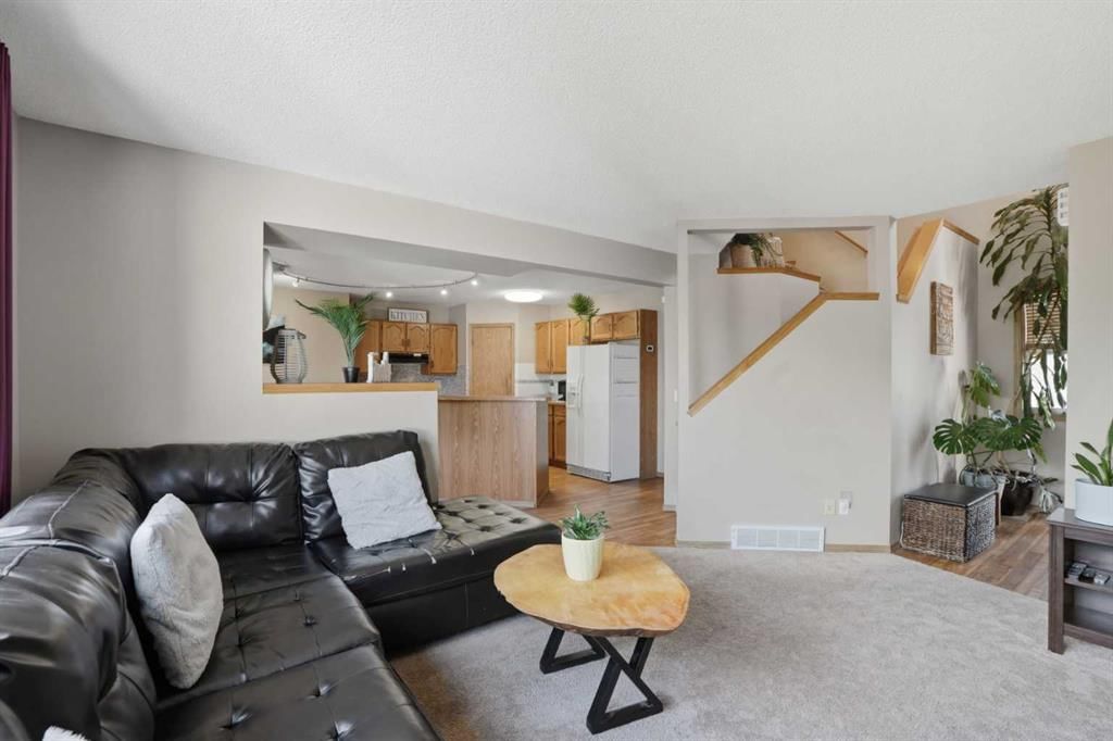 11 Somerglen Place SW, Calgary — photo 5 of 50