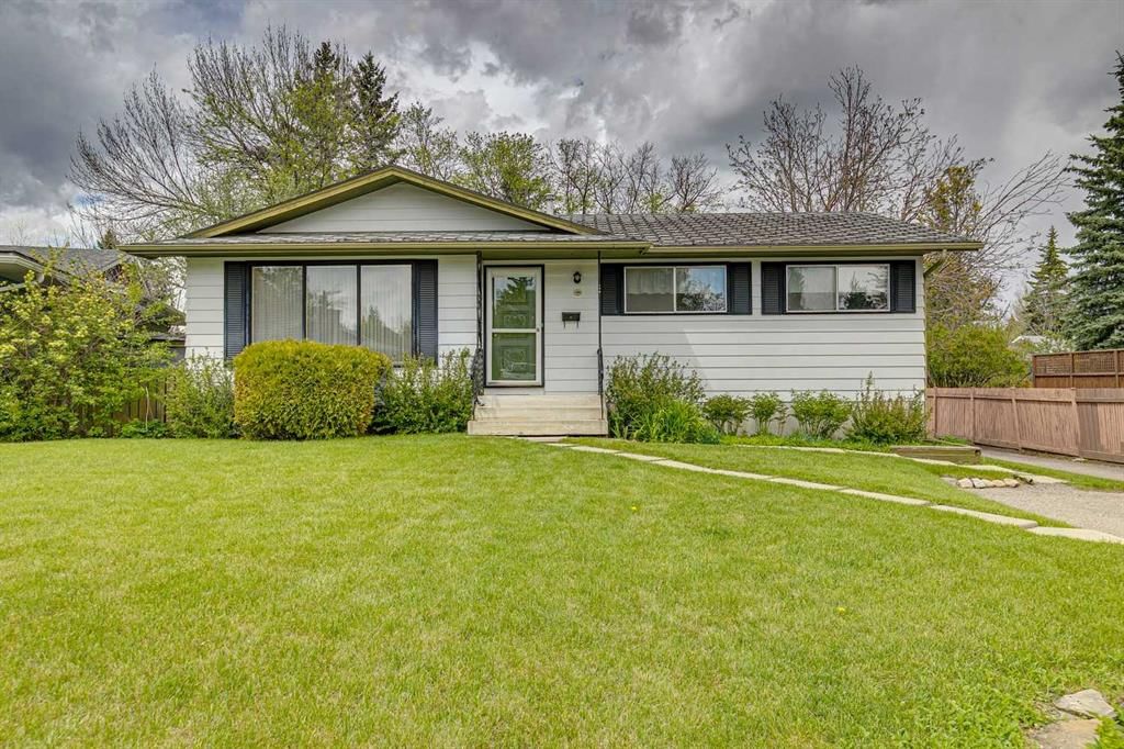 146 Oakmoor Place SW, Calgary — main listing photo