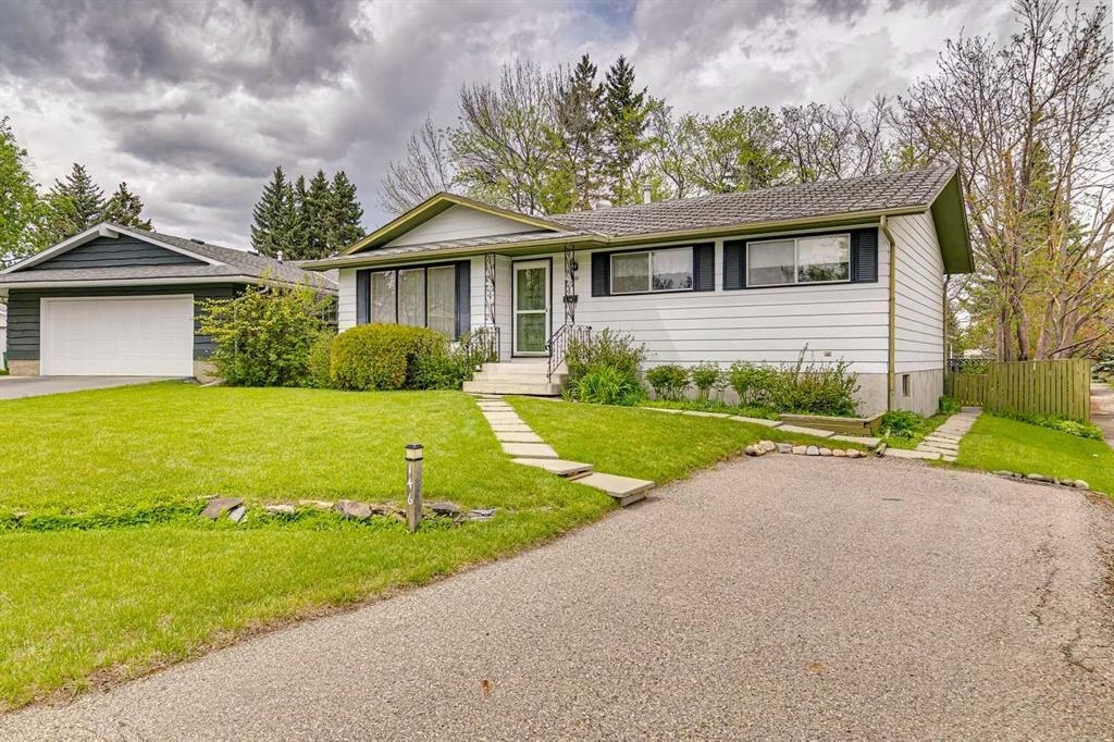146 Oakmoor Place SW, Calgary — photo 2 of 25