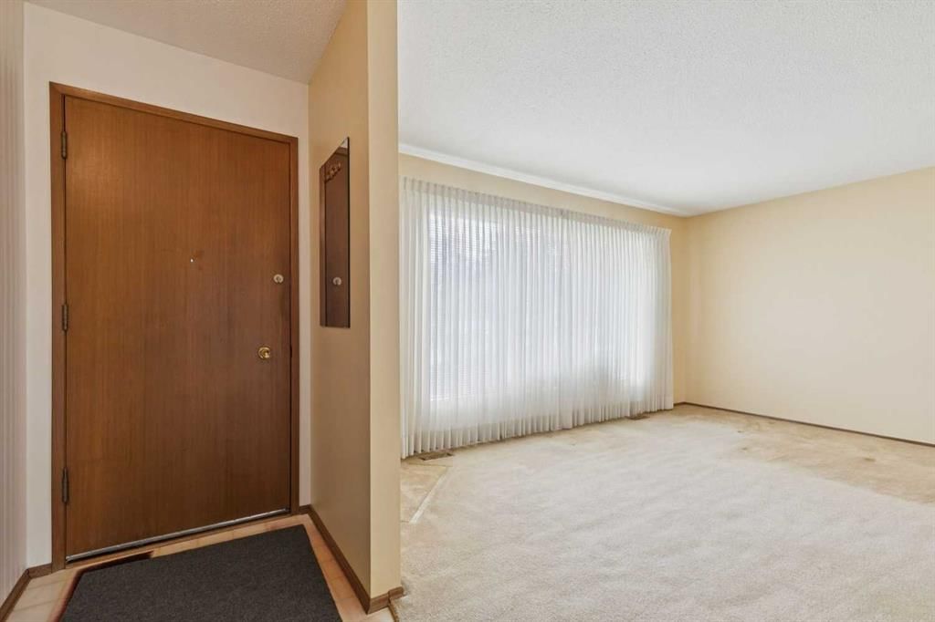 146 Oakmoor Place SW, Calgary — photo 3 of 25