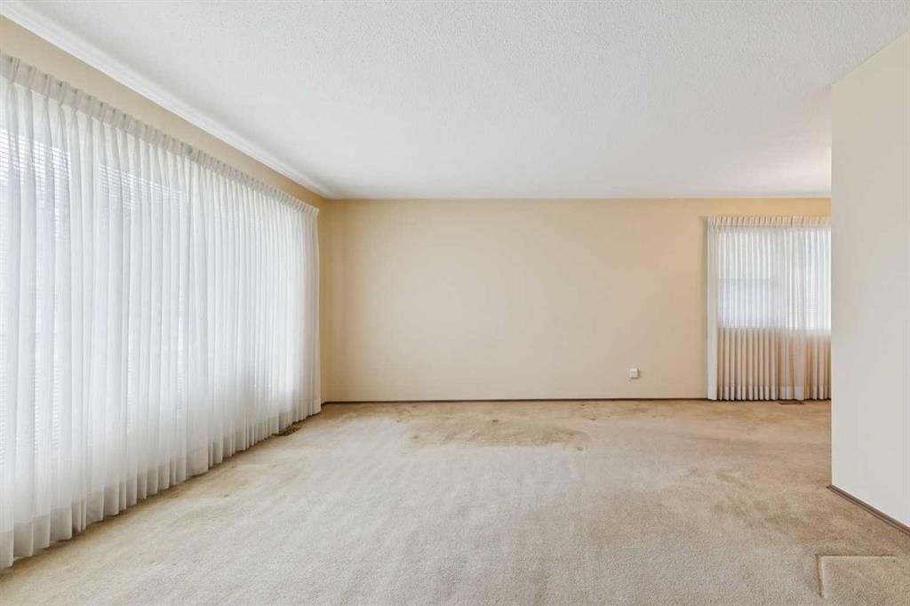 146 Oakmoor Place SW, Calgary — photo 4 of 25