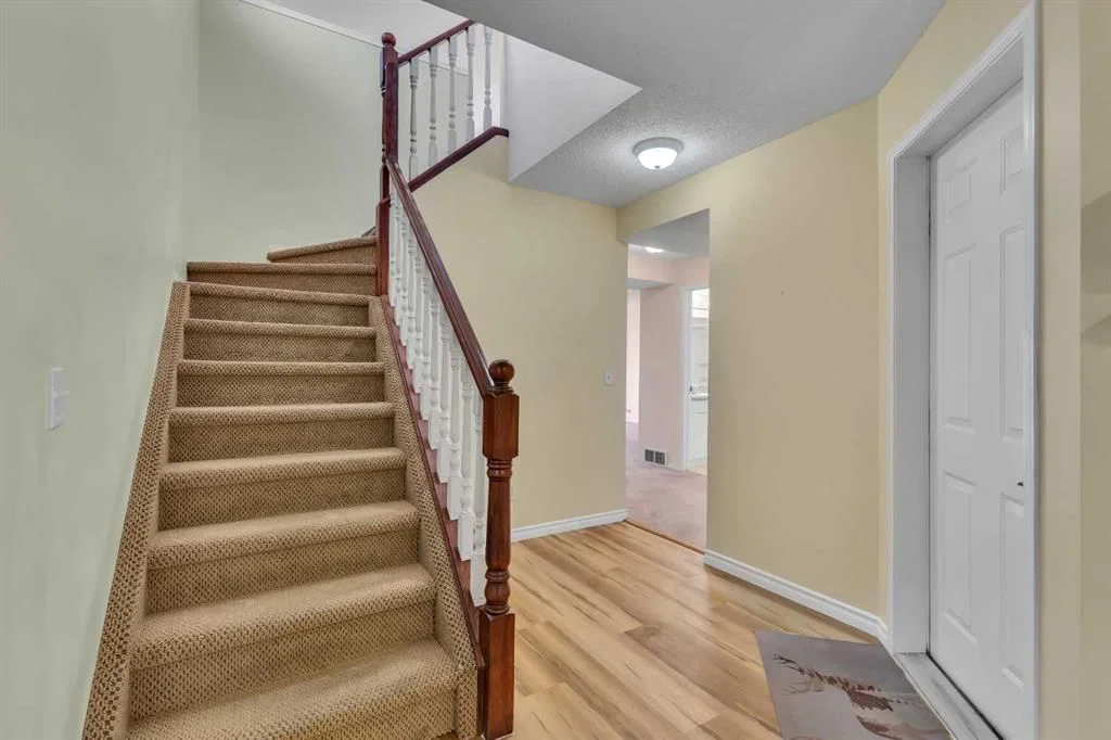 140 Valley Ridge Heights NW, Calgary — photo 5 of 48