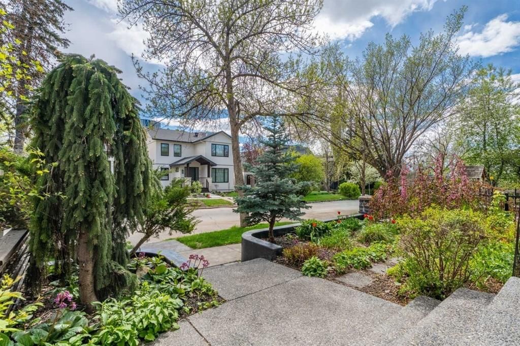 216 4 Avenue NE, Calgary — main listing photo