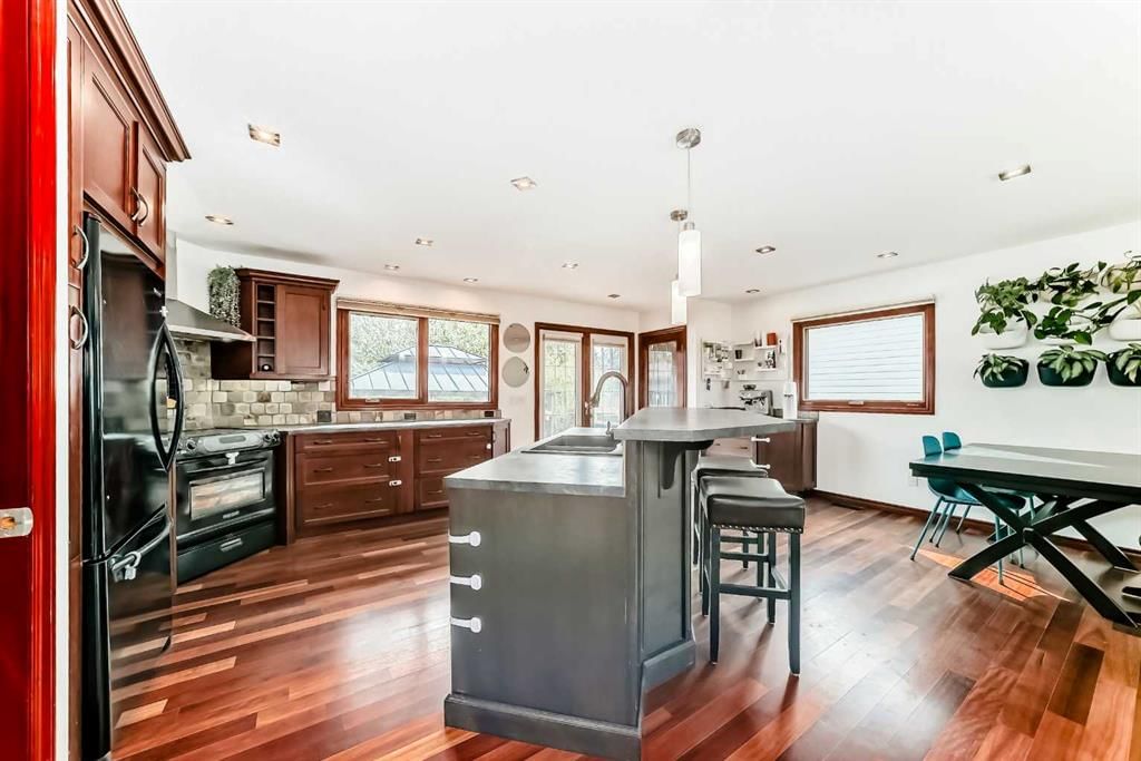 211 Oakridge Place SW, Calgary — photo 4 of 44