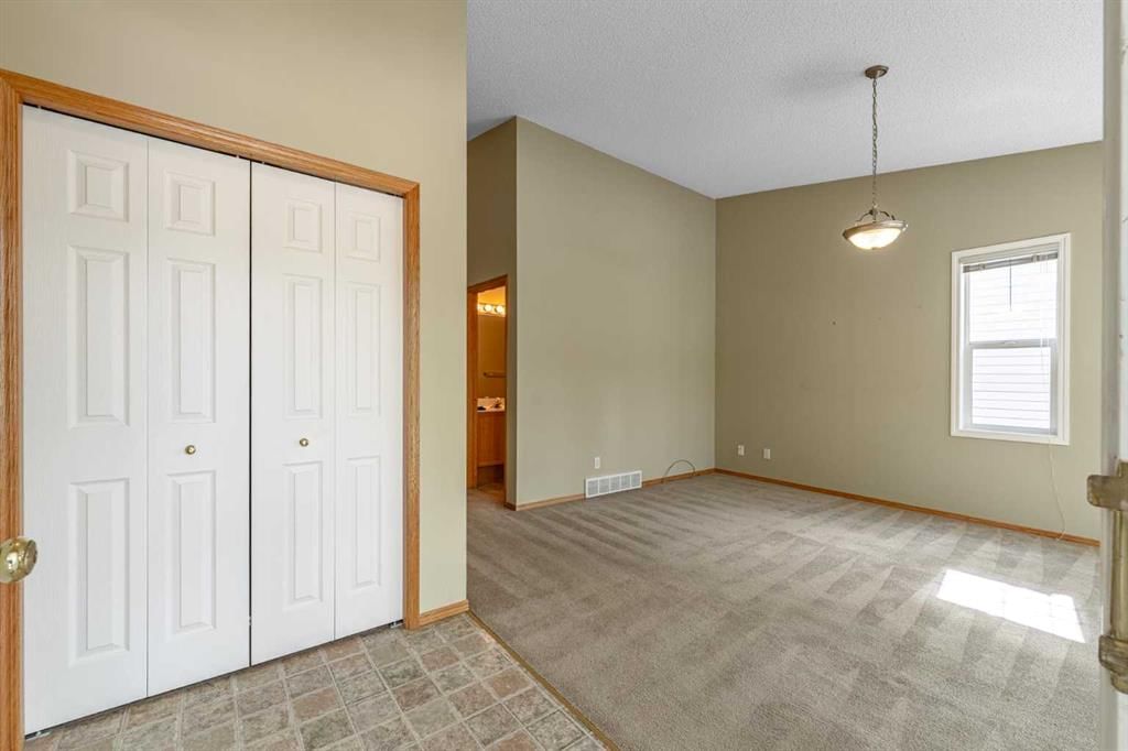 44 Prestwick Pond Terrace SE, Calgary — photo 4 of 29