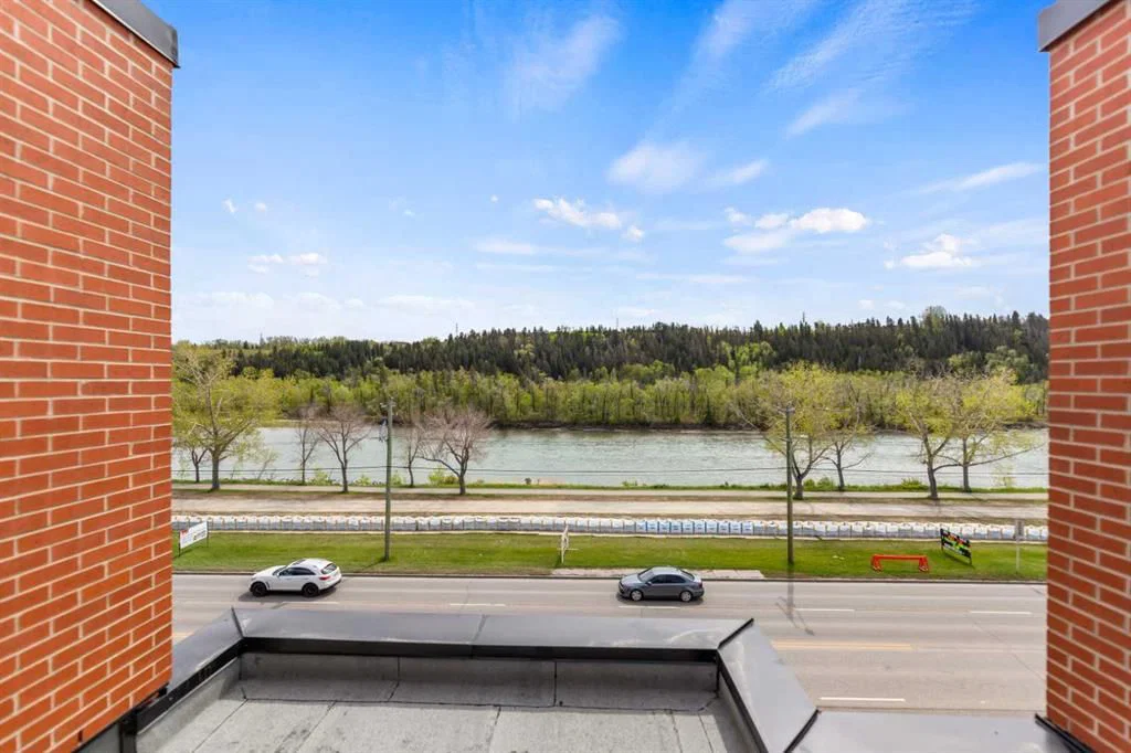 3040 Parkdale Boulevard NW, Calgary — photo 2 of 45