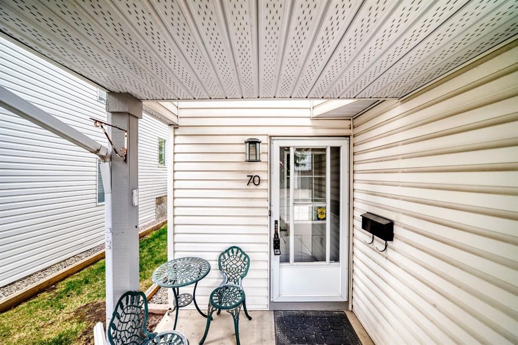70 Kingsland Villas SW, Calgary — photo 2 of 36