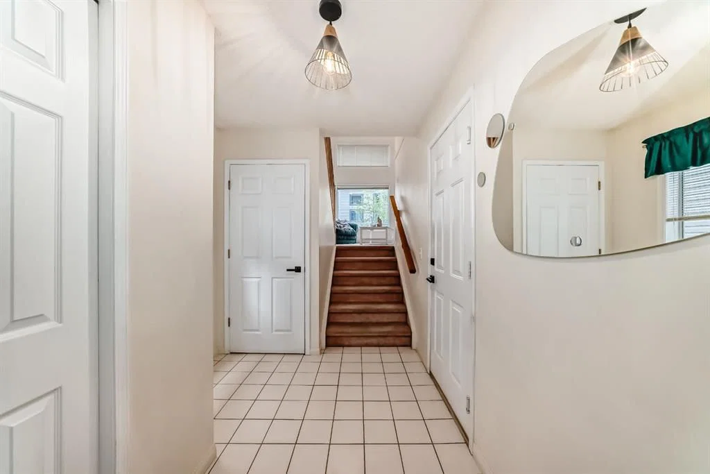 70 Kingsland Villas SW, Calgary — photo 3 of 36