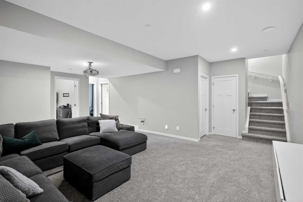 31 Lucas Boulevard NW, Calgary — photo 5 of 50