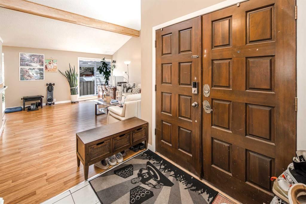 180 Woodglen Way SW, Calgary — photo 2 of 33
