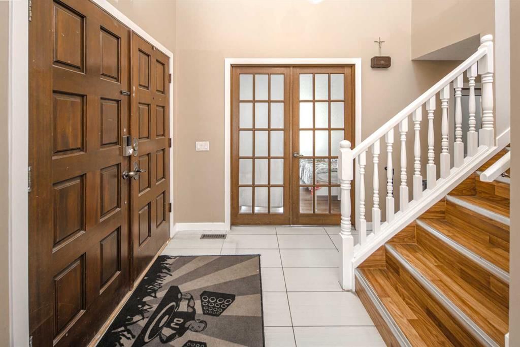 180 Woodglen Way SW, Calgary — photo 3 of 33