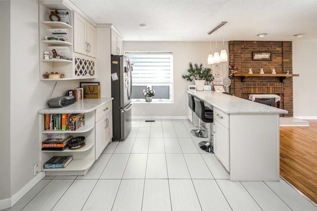 180 Woodglen Way SW, Calgary — photo 4 of 33