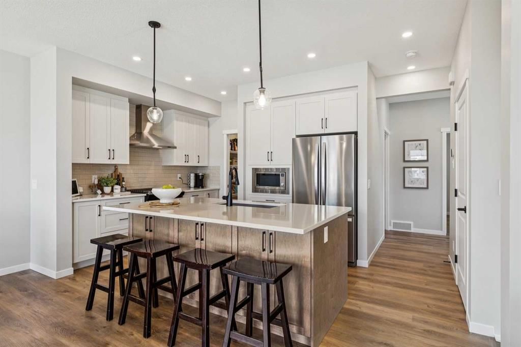 437 Magnolia Way SE, Calgary — photo 3 of 37