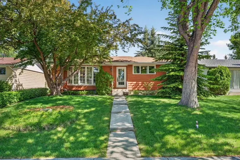 740 Hunterston Crescent NW, Calgary — main listing photo